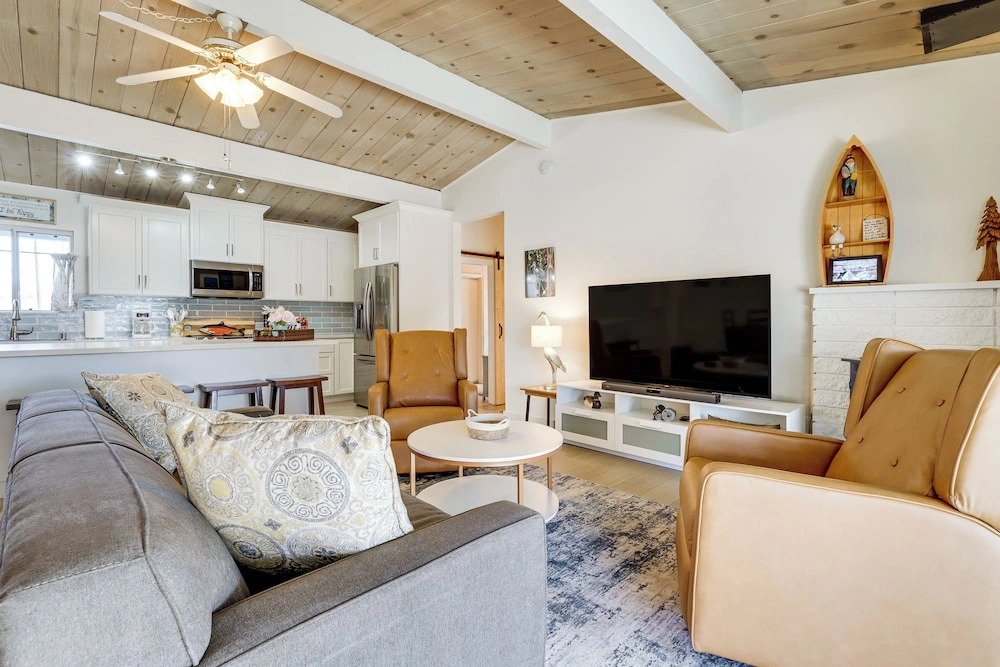 Clear Lake Gem on Canal w/ Dock: Dogs Welcome