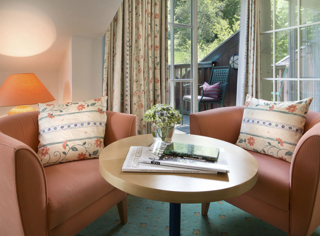 Romantik Hotel Die Gersberg Alm mit Panoramablick auf Salzburg und Outdoor Pool ab Mai