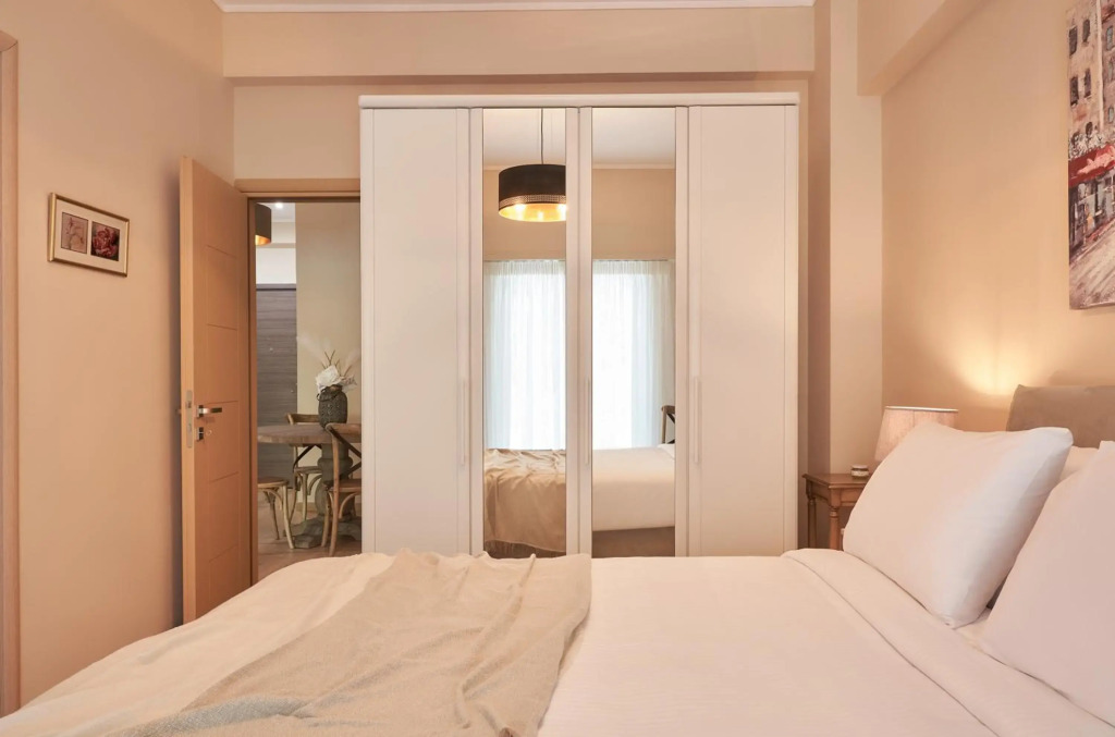 Spirou Merkouri Handcrafted 2BD Home