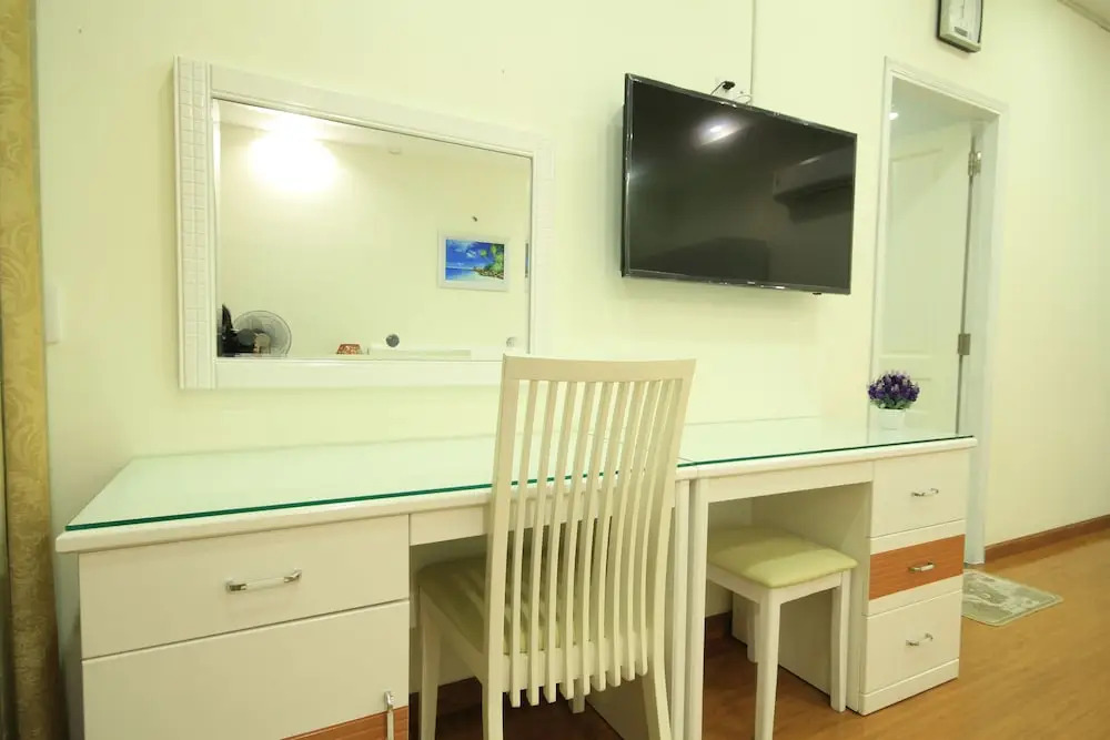 Smiley Apartment 15