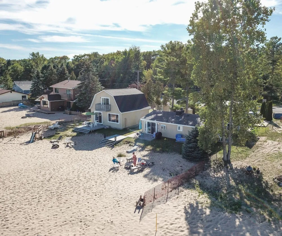 Beach Club of Oscoda Garden Cottage on the Lake
