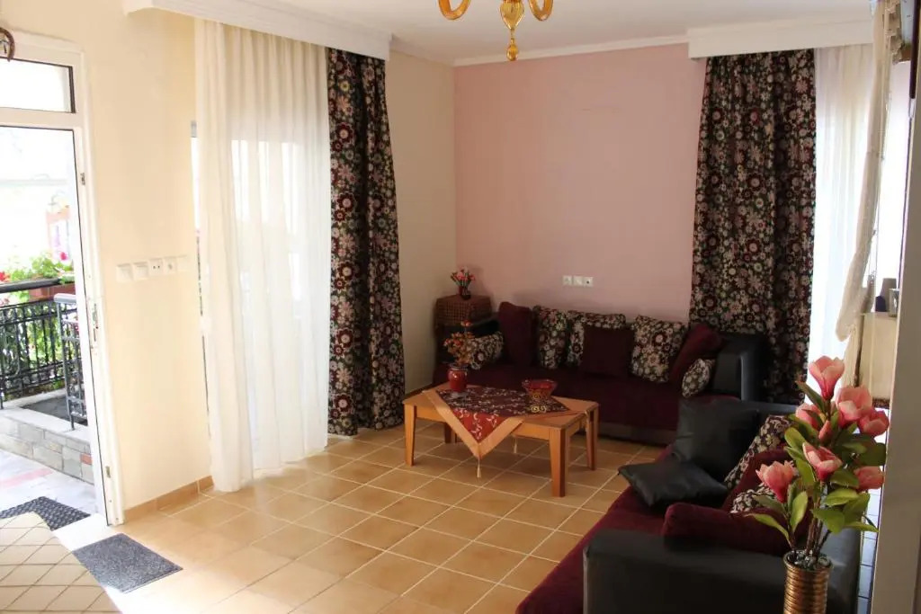 Akrotiri Hotel