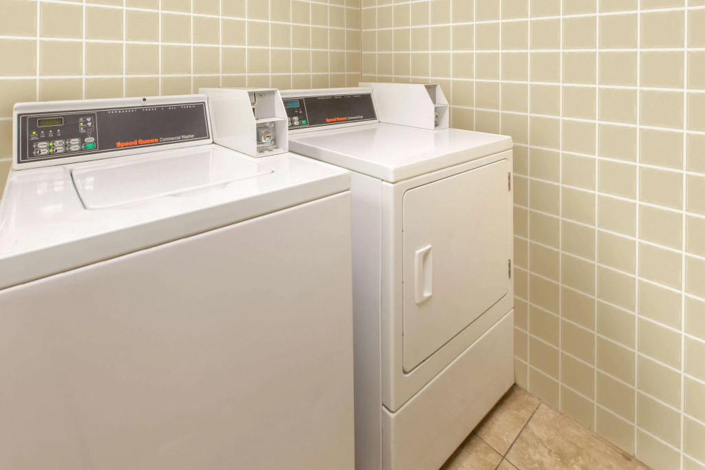 Days Inn & Suites by Wyndham Madison Heights MI