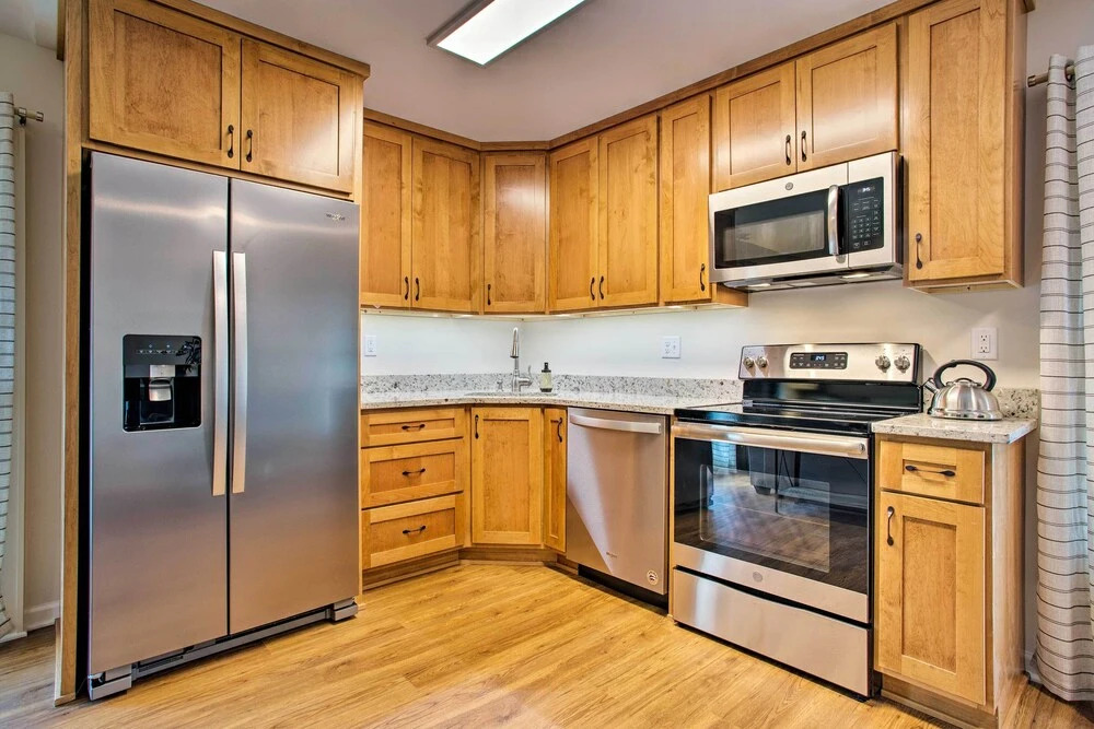 Walk to Main Street Eats: Remodeled Saluda Apt