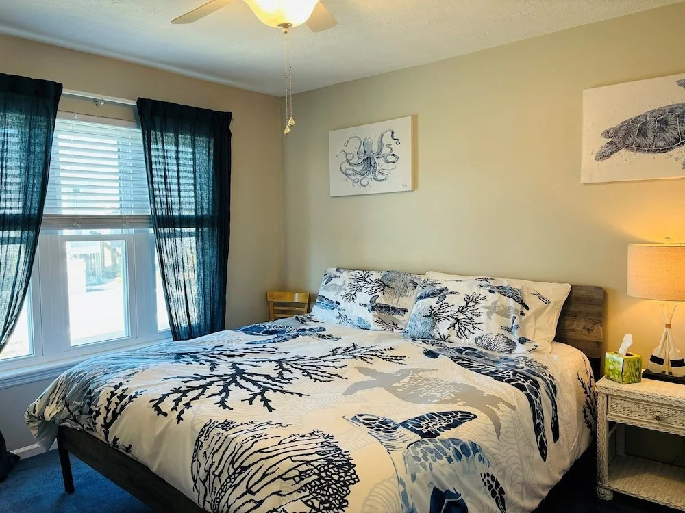 Nothin But Nett 5 Bedroom Home by RedAwning
