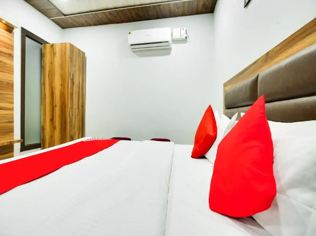 OYO Flagship 80706 Hotel Crown