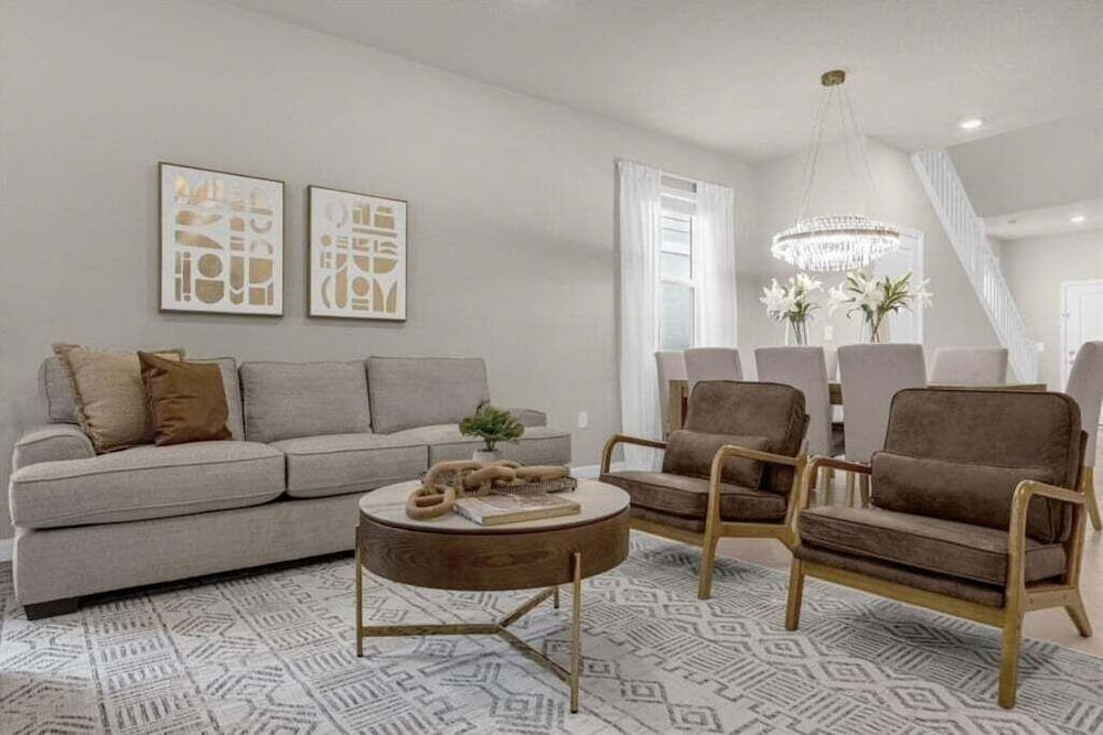 7 Bedroomss/ Windsor Cay Home