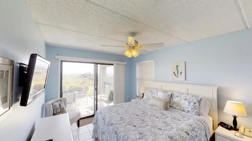 Bright 2 Bedroom Ground Floor, Ocean Front Condo With Beach Access And Pool Condo