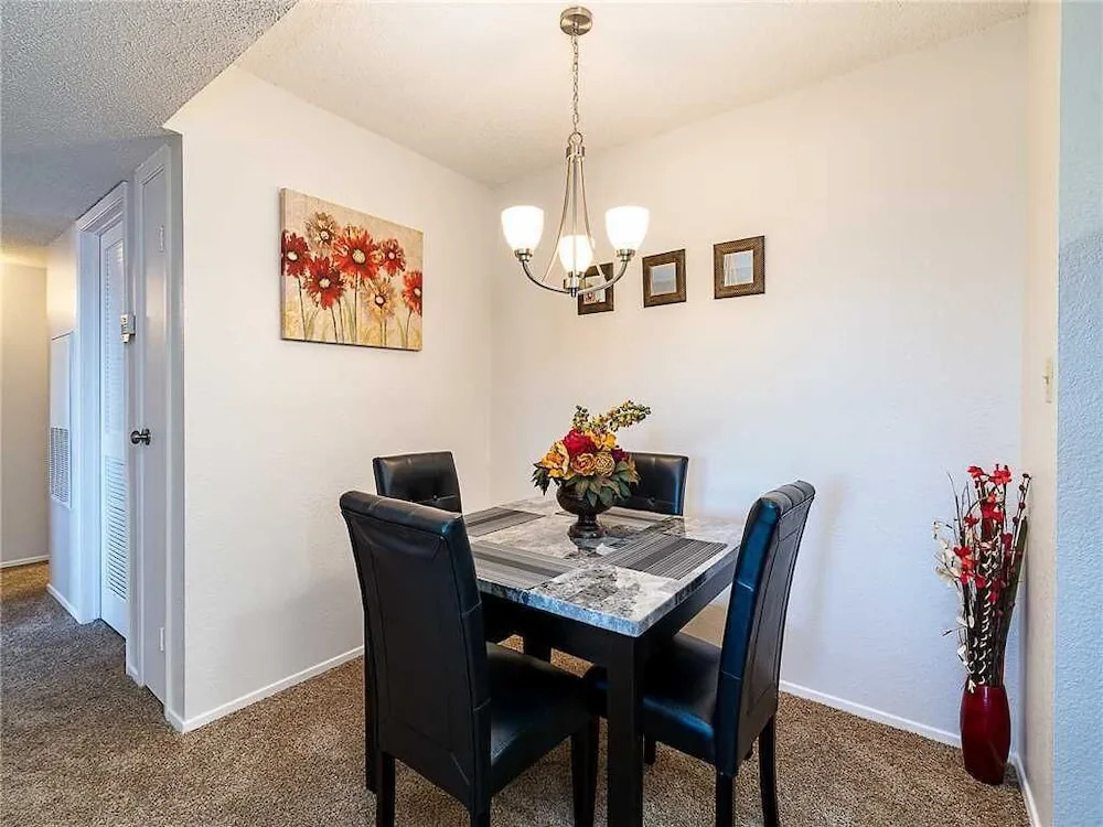 Zia Vista, 2 Bedrooms, Pool Access, Hot Tub, Fitness, Fireplace, Sleeps 4
