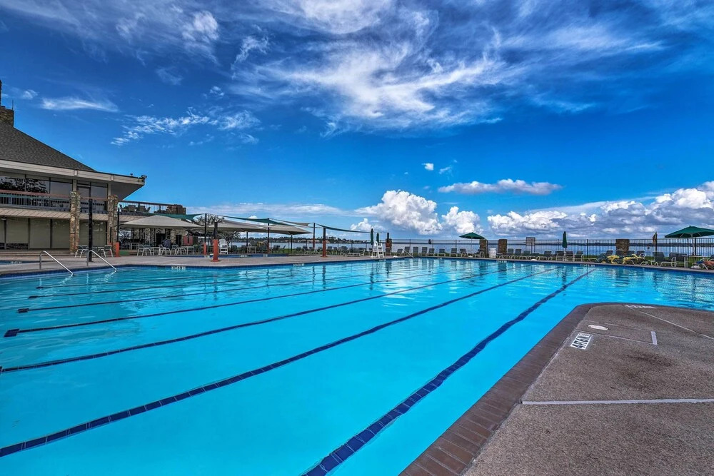 Golf, Swim & Dine! Condo w/ Lake Conroe Access