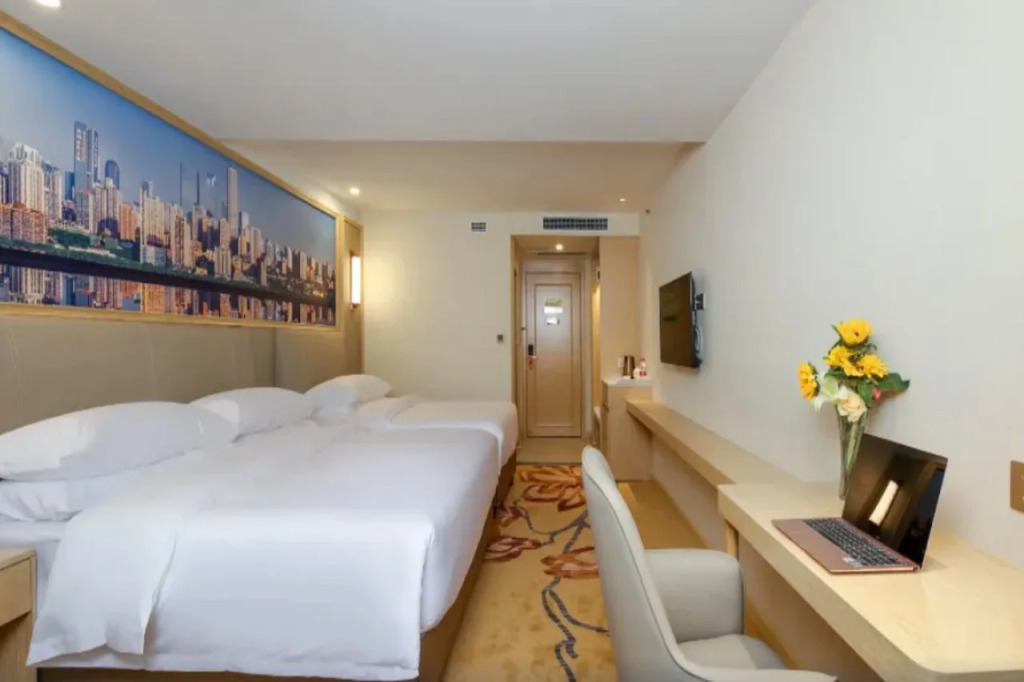 Vienna Hotel (Chongqing Nanping Nanbin Road Metro Station Branch)
