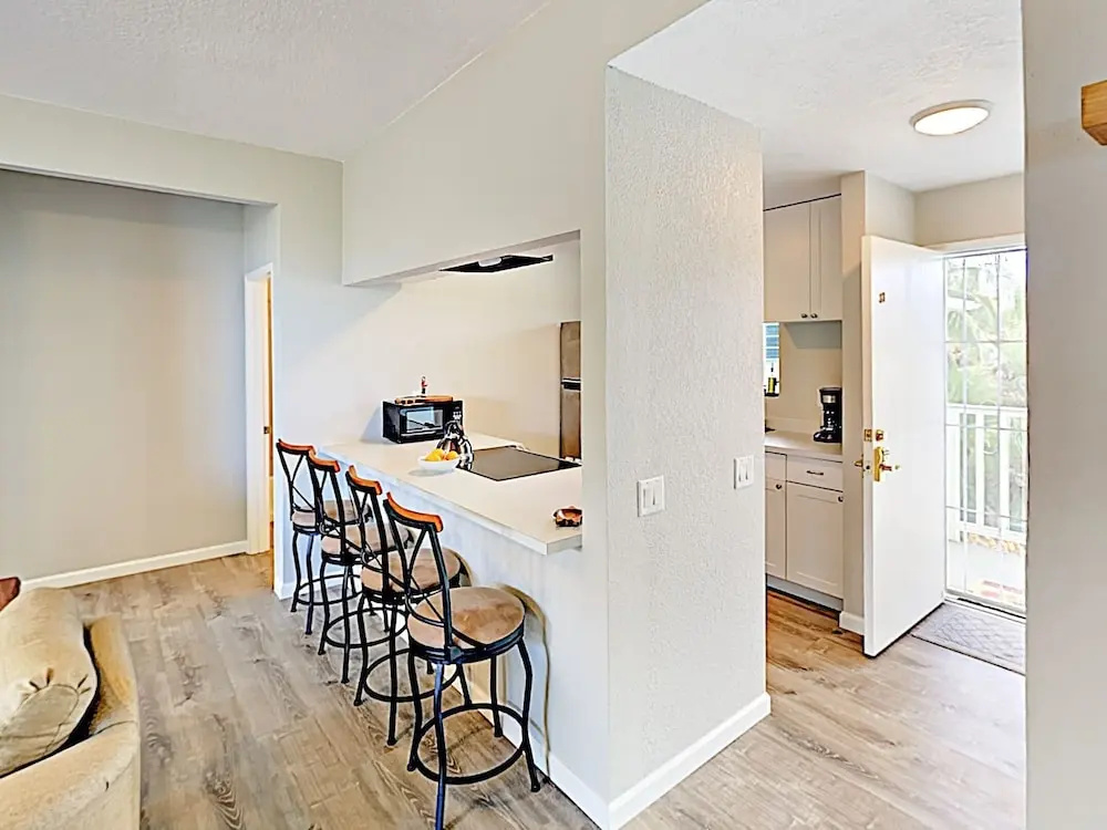 New Listing! Ocean-view Apartment W/ Pool & Spa 2 Bedroom Condo