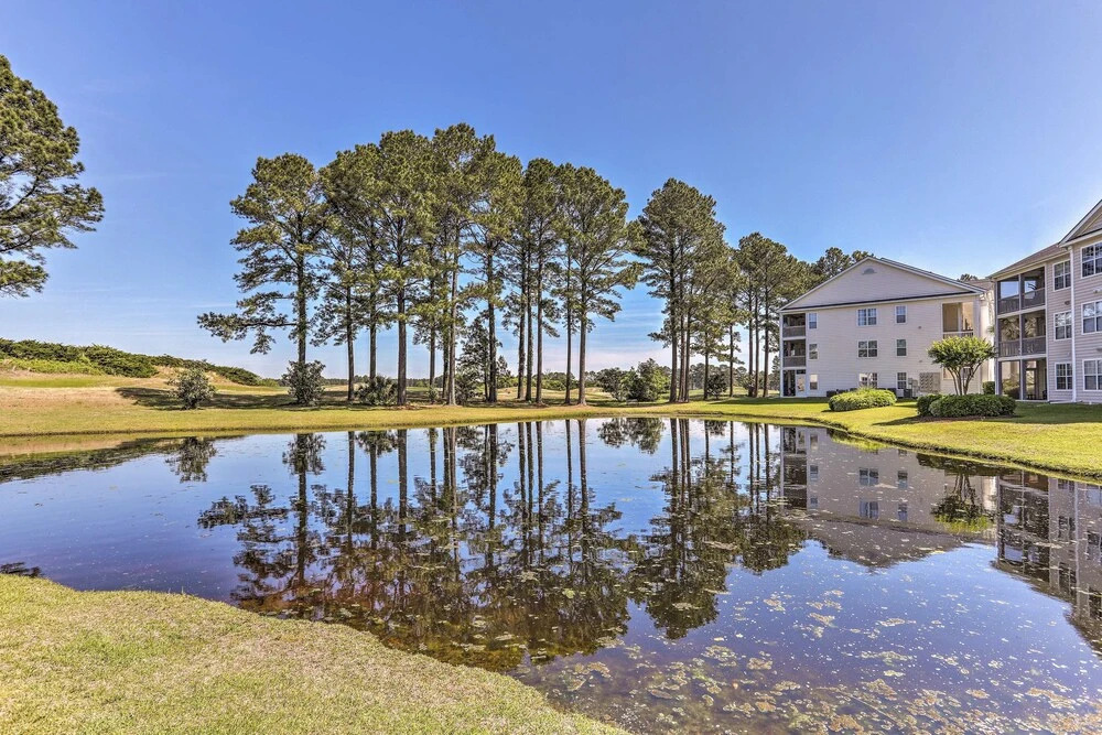 Myrtle Beach Condo w/ Pool: Near Golf & Mall!