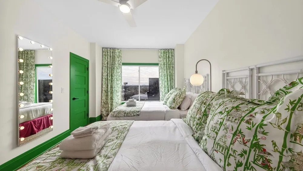 Girls Night Out by Avantstay Private Karaoke Lounge + Hot Tub + Rooftop + Downtown Views