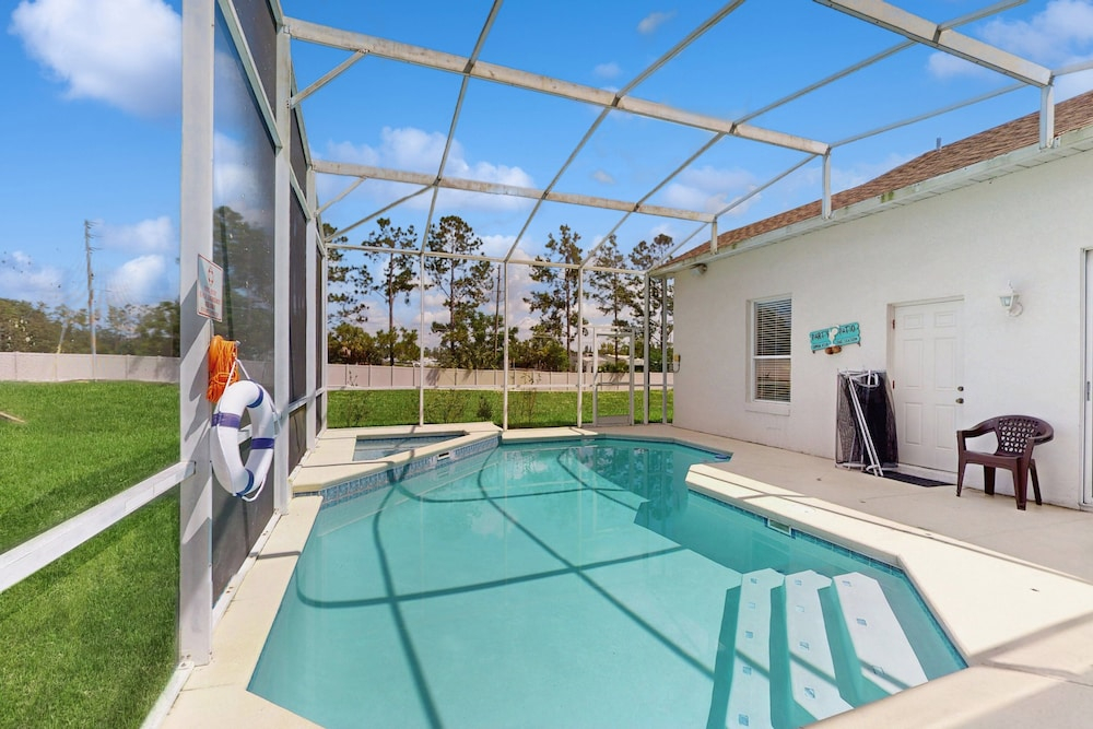 Home Near Disney/golf With Screened Pool, Spa, Pool Table, Foosball, AC, and W/D