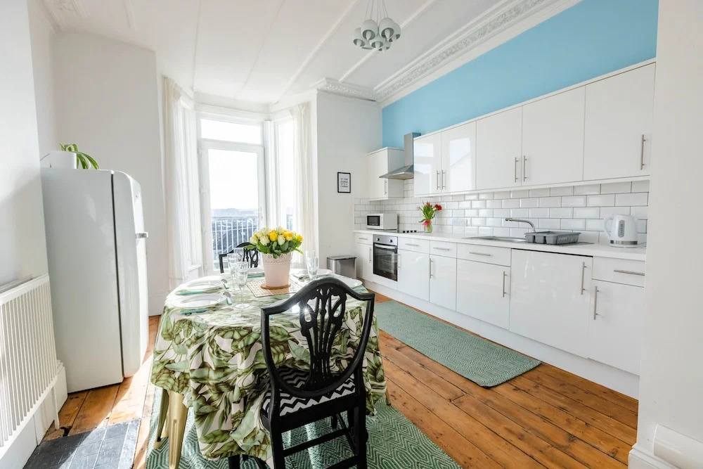 5-bed House With Distant sea Views in Plymouth