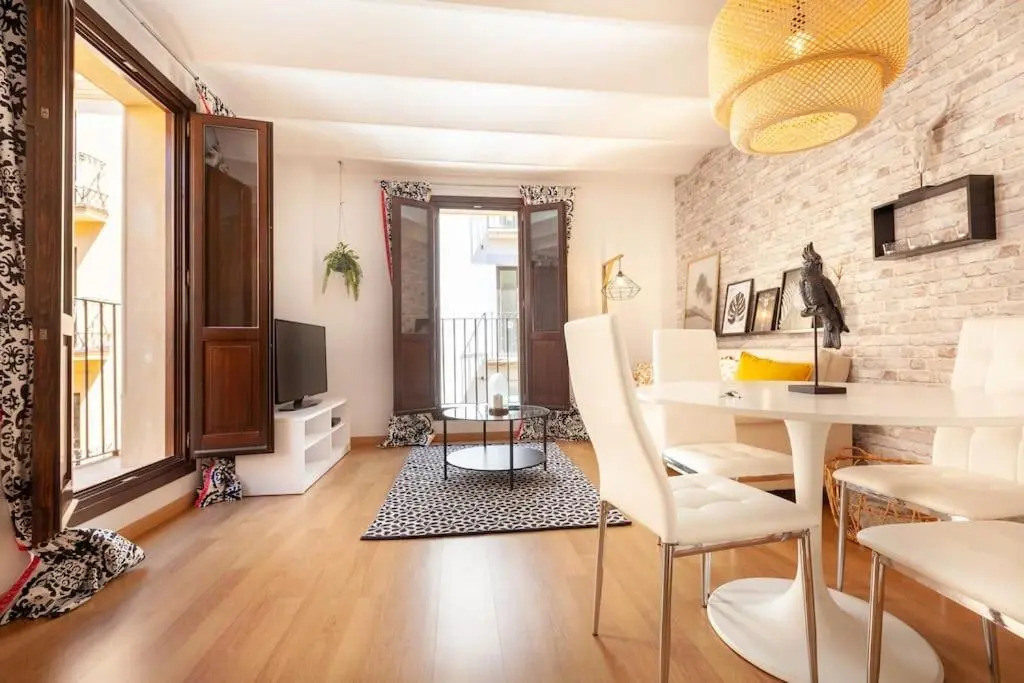 Beautiful Apartment in Abat Street by Batuecas