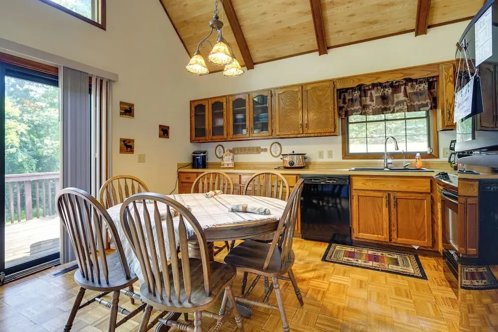 Cabin w/ Deck ~ 3 Mi to Apple Valley Lake!