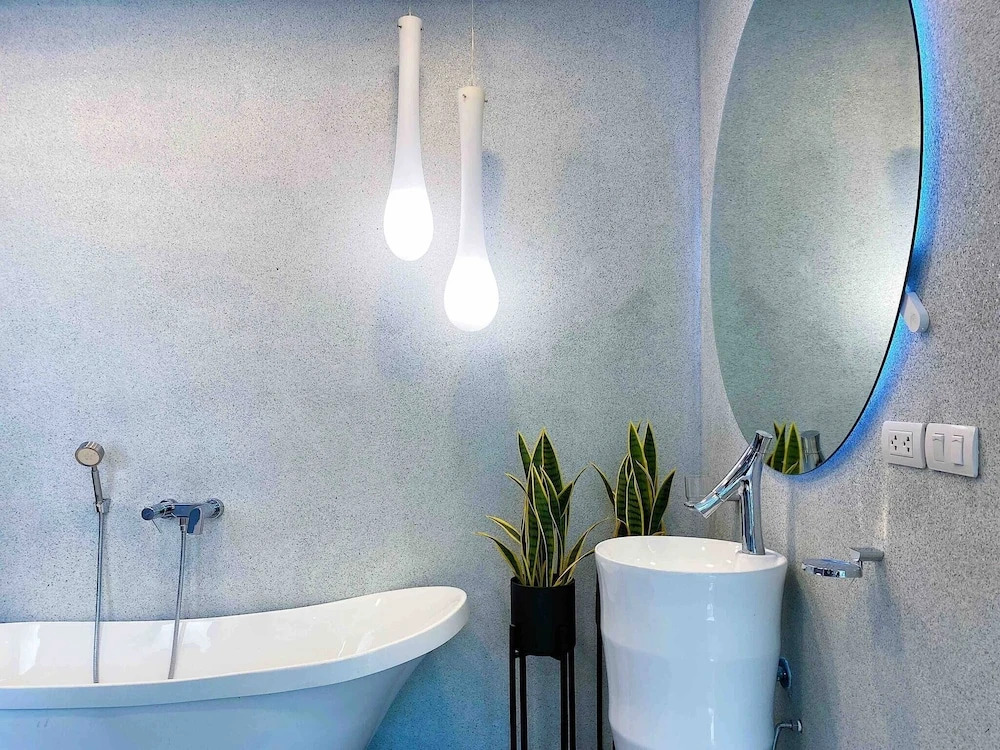 Stylish 3br Pool Villa Walk to Beautiful Naiyang Beach