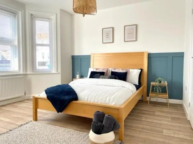 Central, Bright & Spacious Apartment - Parking Included