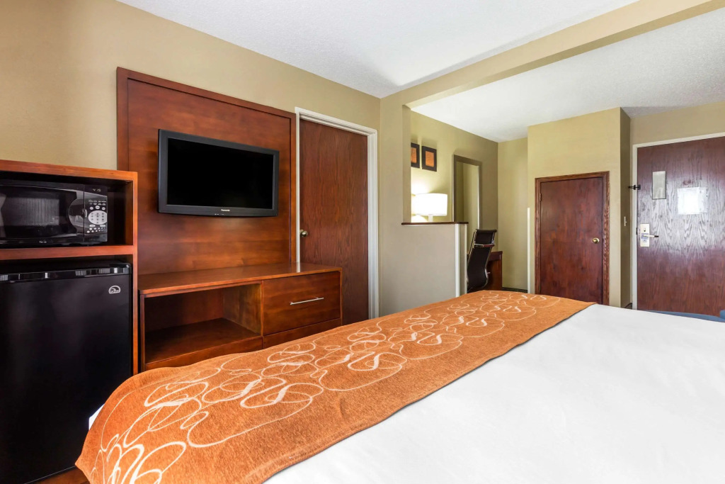 Comfort Suites near I-80 and I-94