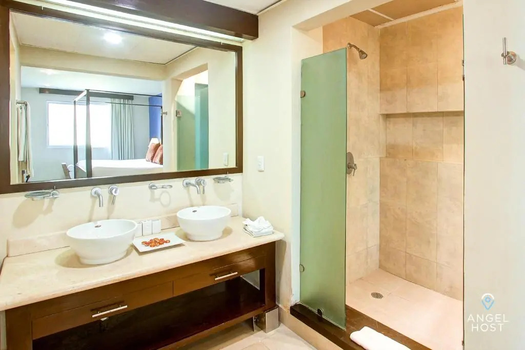 Fabulous Playa Getaway at 38th and Beach plus 2 Pools Onsite!