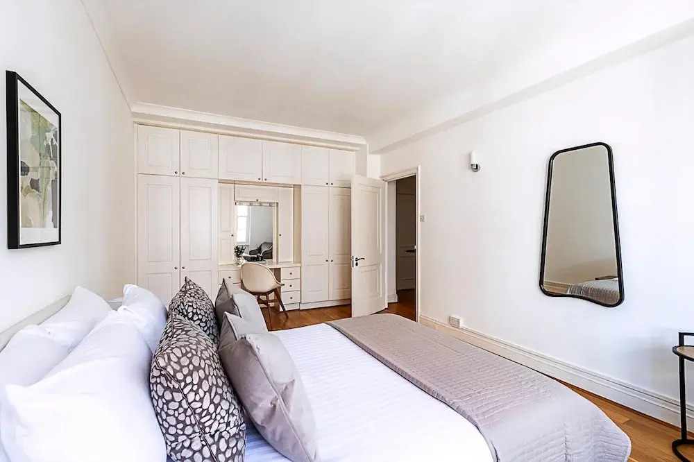 Modern 2 Bedroom Flat Near Queensway