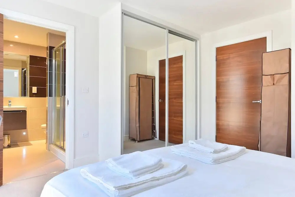 Superb apt for 6 w/ balcony, 10mins to East Putney