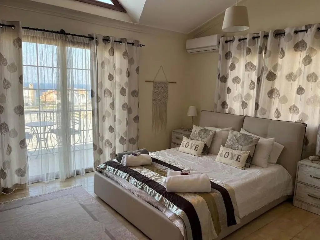 4 Bedroom (Sleeps 8) Villa in Esentepe