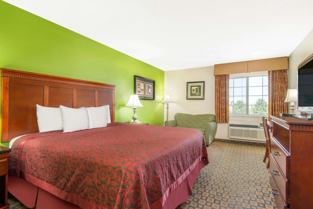 Days Inn & Suites by Wyndham Wichita