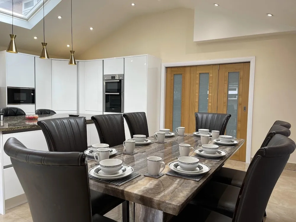 New Luxury Modern House Near Airport Free Parking