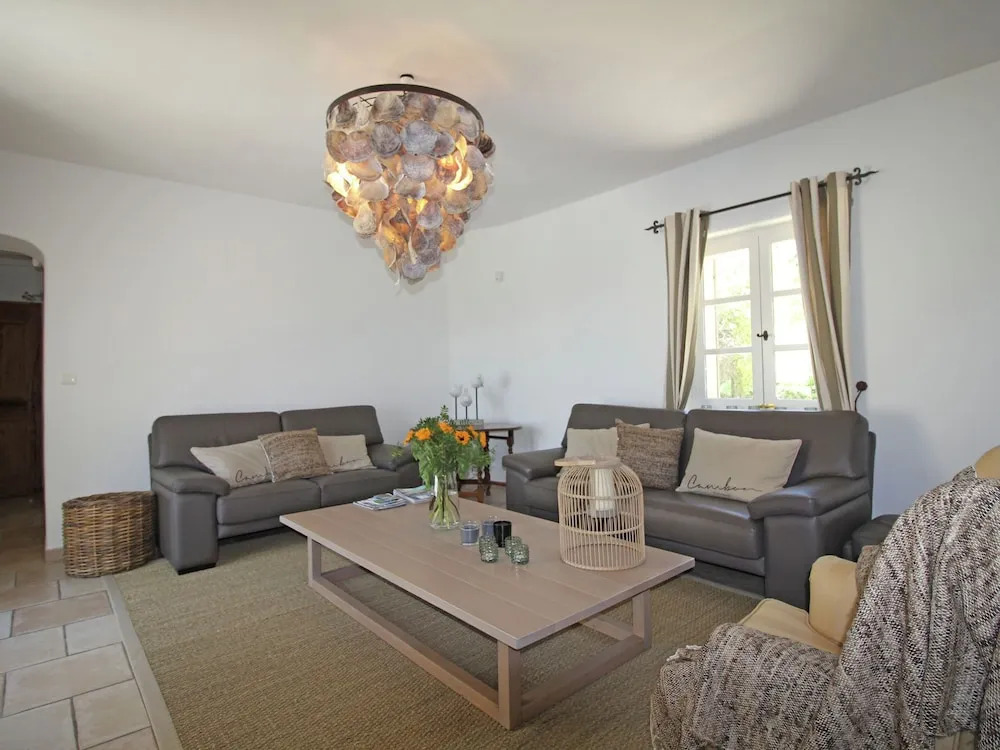 Beautiful, renovated Bastide with private pool and panoramic views, 3km from Apt