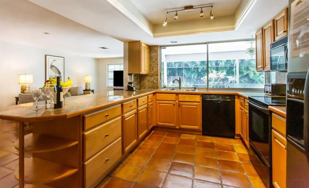 Pesaro - stylish 3BR retreat near Via Miramar Beach, beautifully renovated home with a private pool, lush tropical gardens and premium modern comforts, perfect for families and relaxing getaways, just minutes from sandy beaches and vibrant downtown Naples