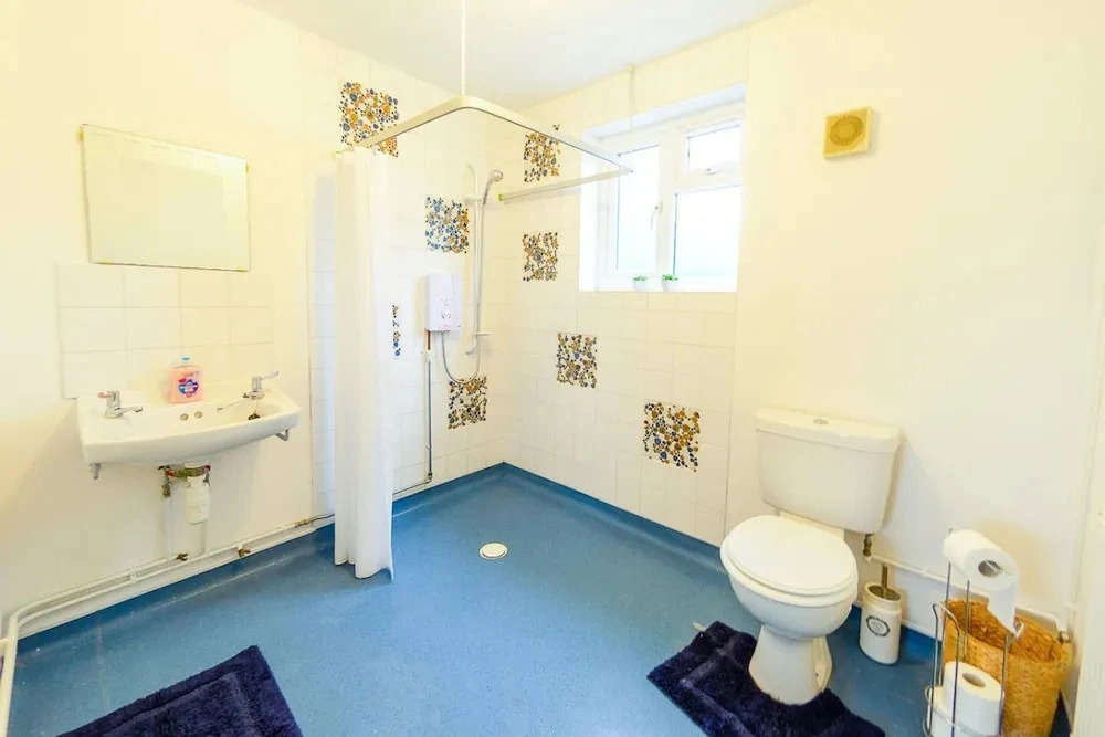 4 Bed - 2 Baths 1 Walk in Shower Lots of Parking