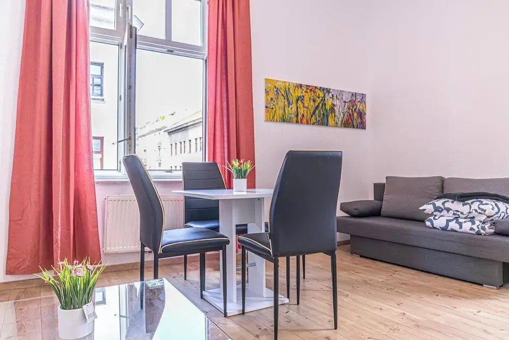 Spacious 5BR Apt Close to Augarten
