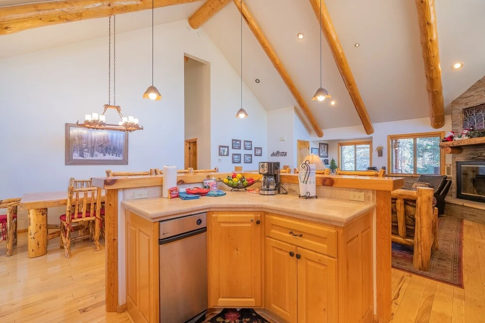 Bearfoot Bungalow - Premium And Spacious Home Close To The National Forest And The Village. 4 Bedroom Home
