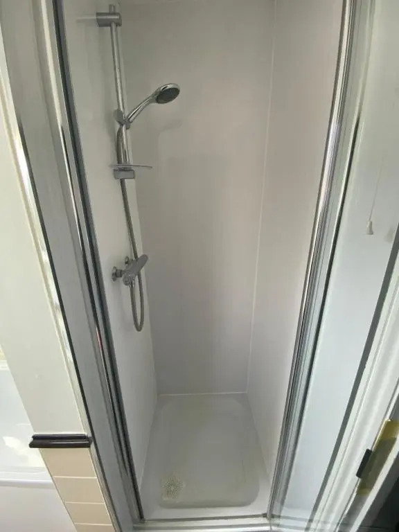 Pristine 2 bedroom apartment with off street parking