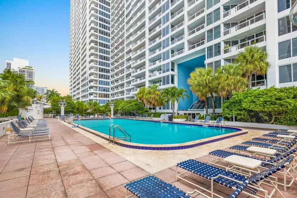 Sunny and Spacious 2 Bedroom Condo on the Bay