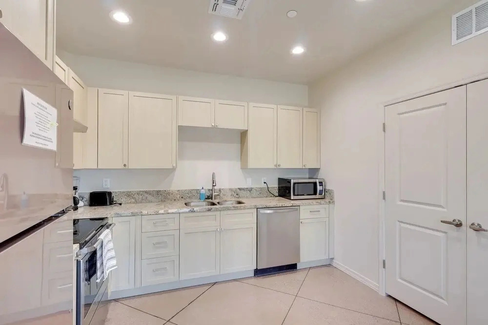 Golf, Hike & Boat! Bright Lake Havasu City Apt