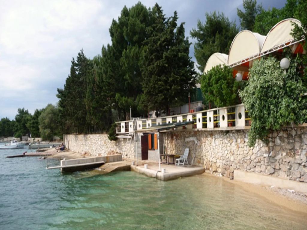 Margit - by the sea - A2(4+2)