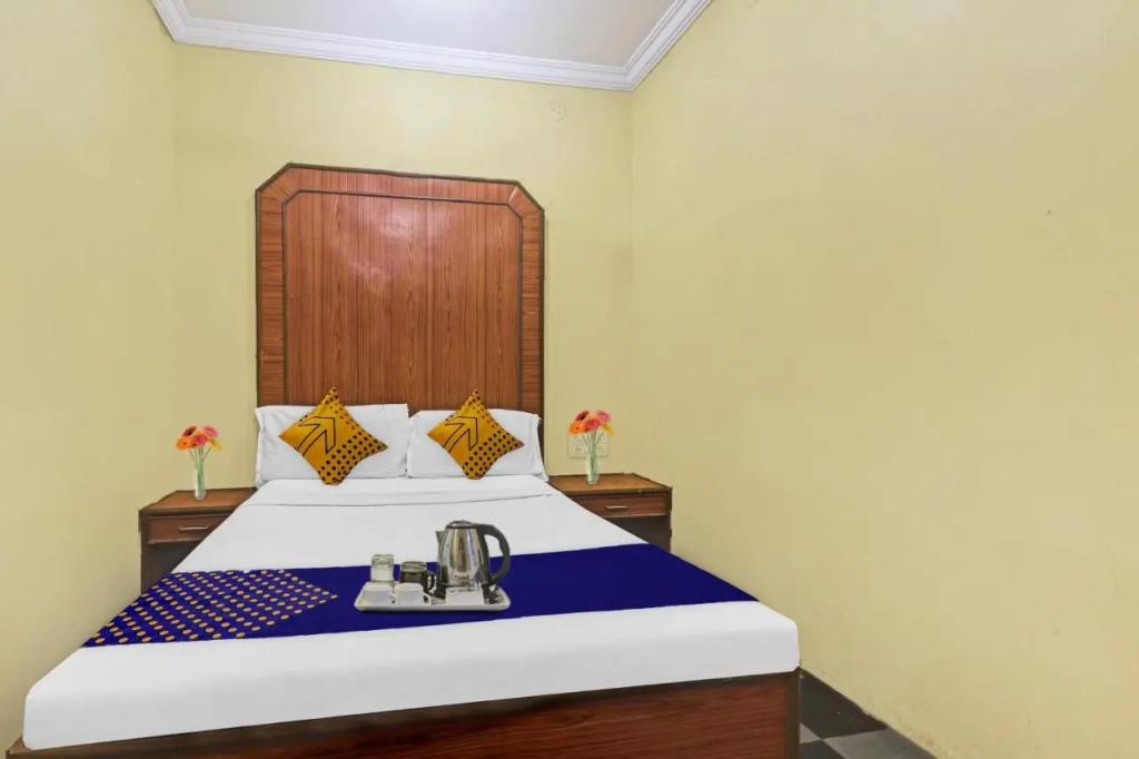 Spot On 91284 Ambica Lodge