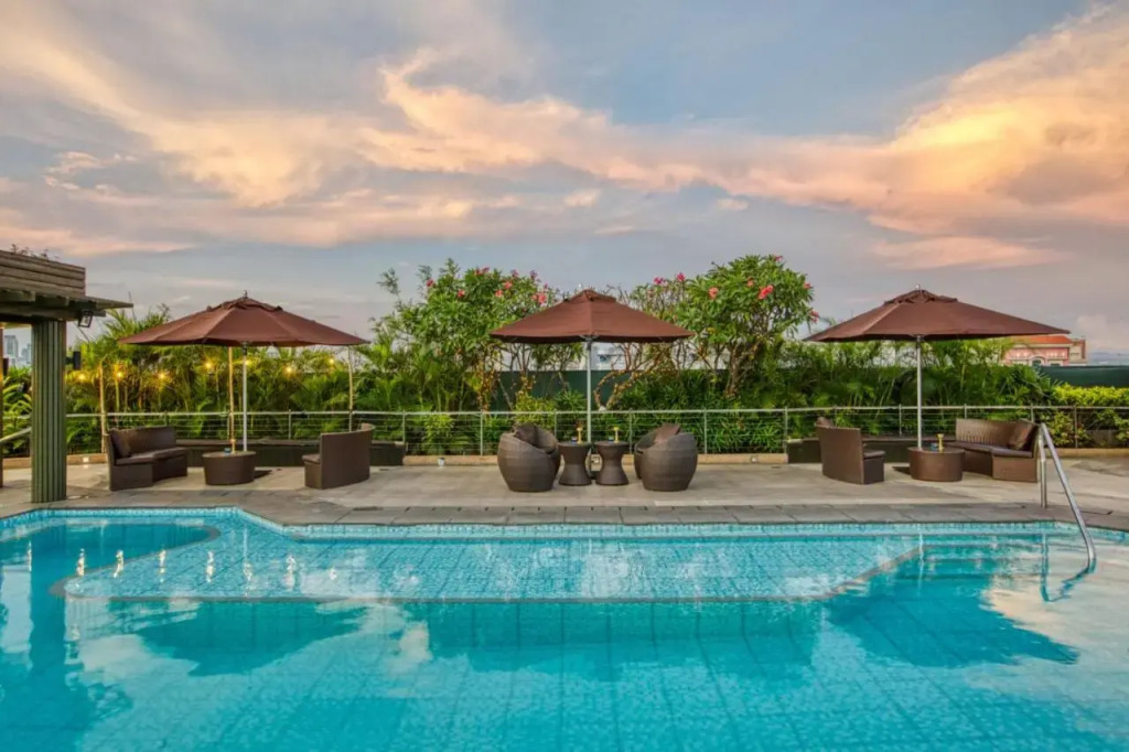 MCollection - Newport Stay by Runway Manila & Attractions
