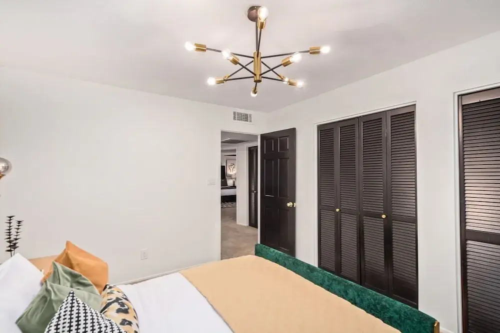 Tiki Paradise w Htd Pool Putt Grn Tiki Bar