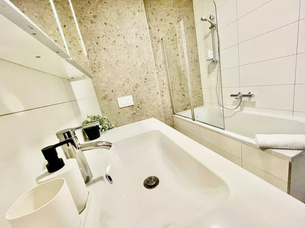 Luxury 2BR 1BA Near Fashion District by Oneluxstay