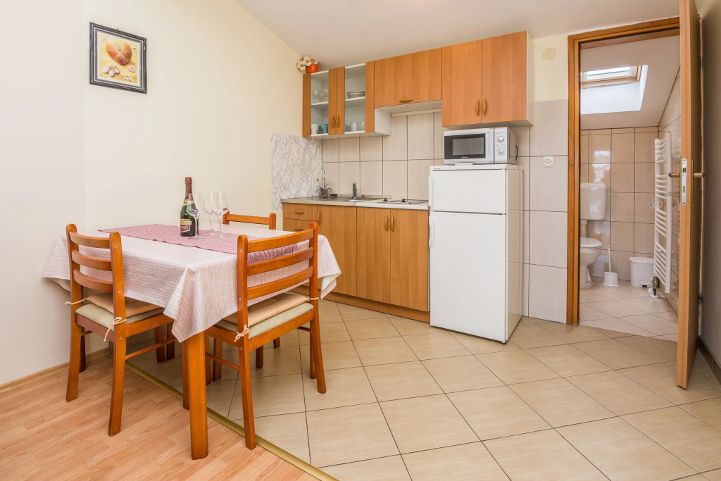Beachfront Apartment Mira 3