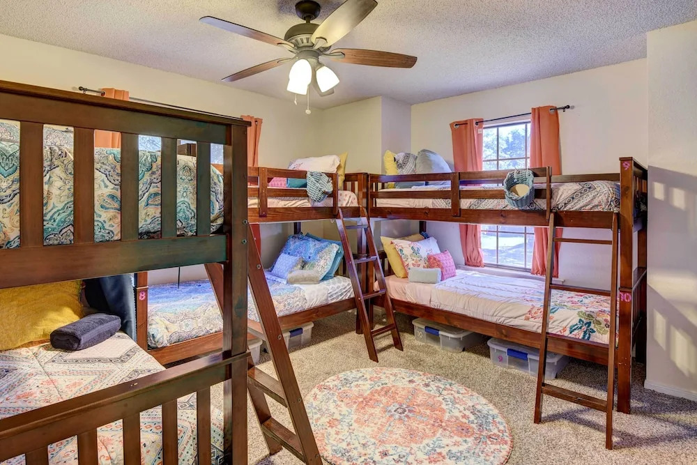 4 Mi to Joe Pool Lake: Home in Grand Prairie