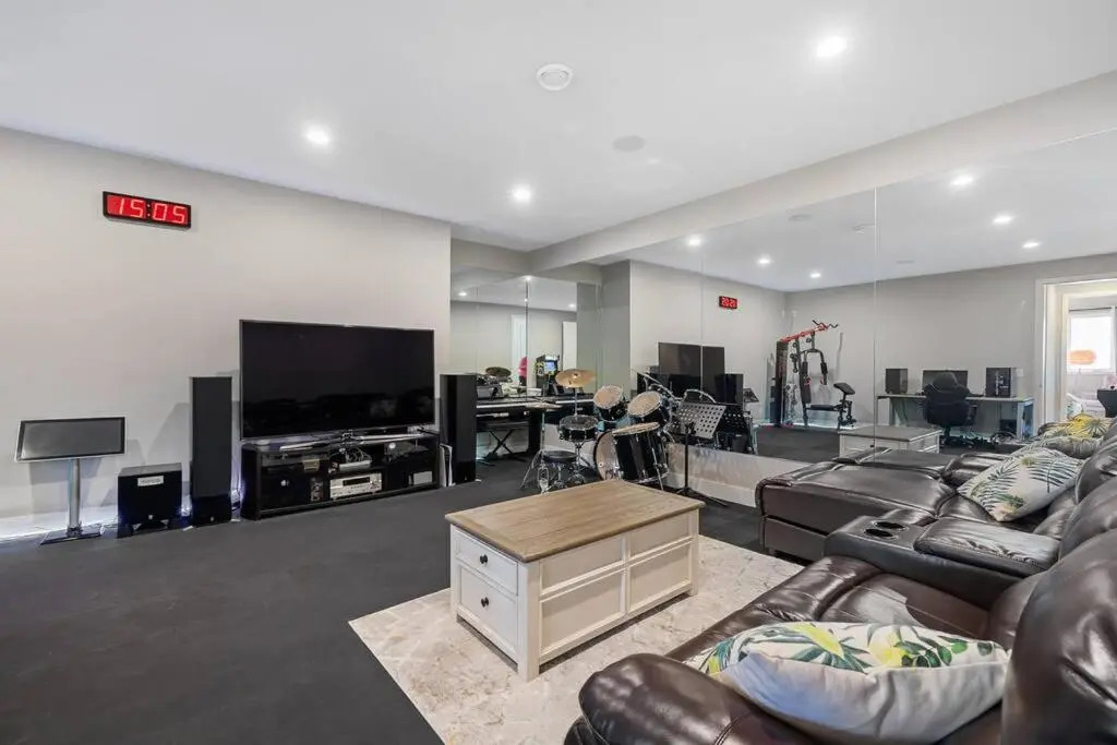 Newly Modern House w/ urban landscape of Kelowna!！