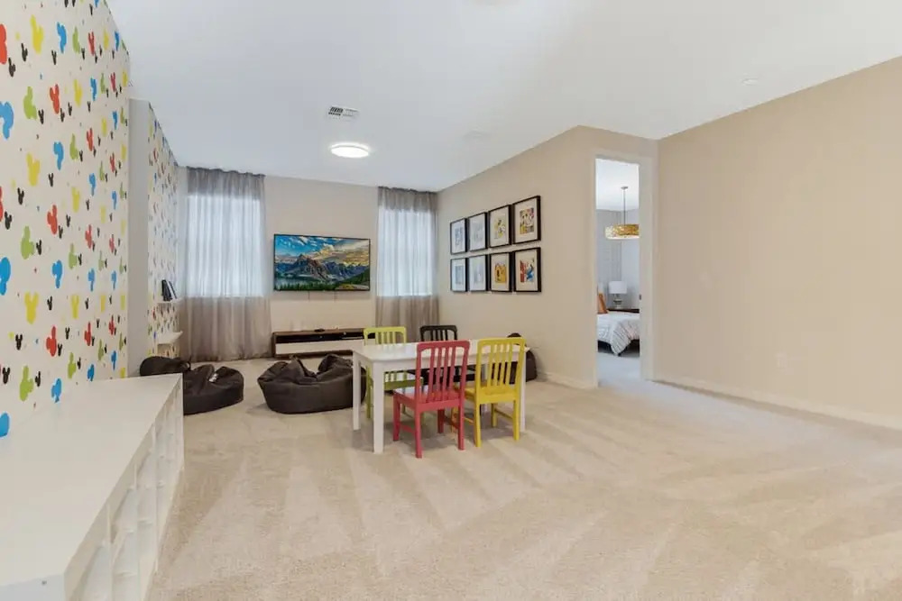 Upscale 9BR Stay With Pool and Themed Rooms