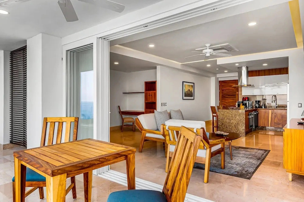 Fantastic Oceanfront Apartment With Balcony, Pool & Central AC
