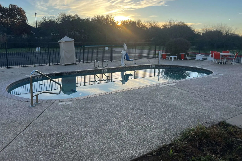 Quality Inn & Suites near six flags and medical center